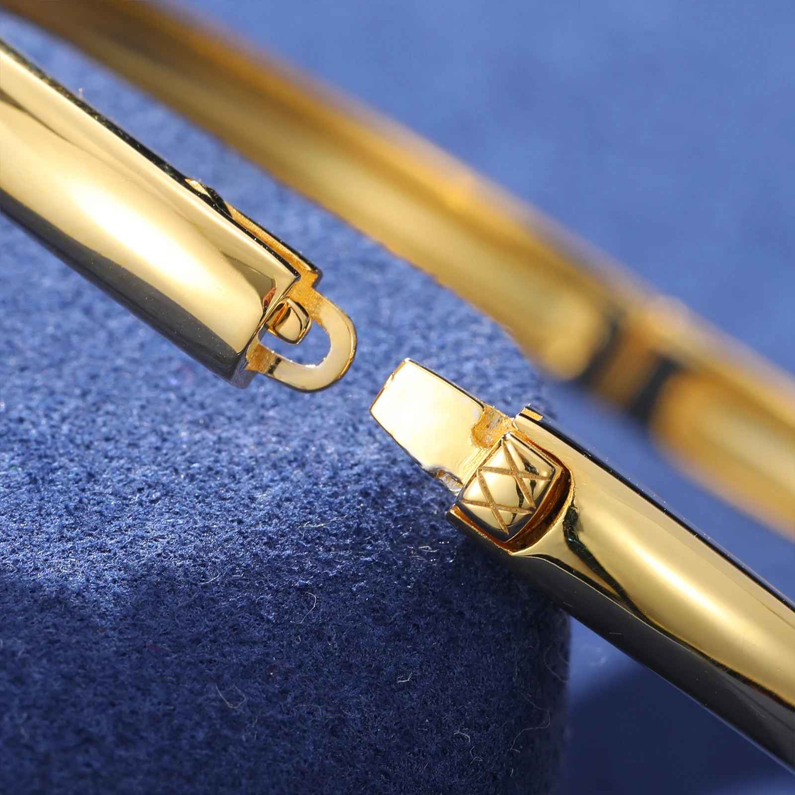 Luxury moissanite sterling silver open bangle bracelet
S925 silver moissanite bracelet VVS1 D color
Elegant minimalist moissanite bangle Guerilla Choice