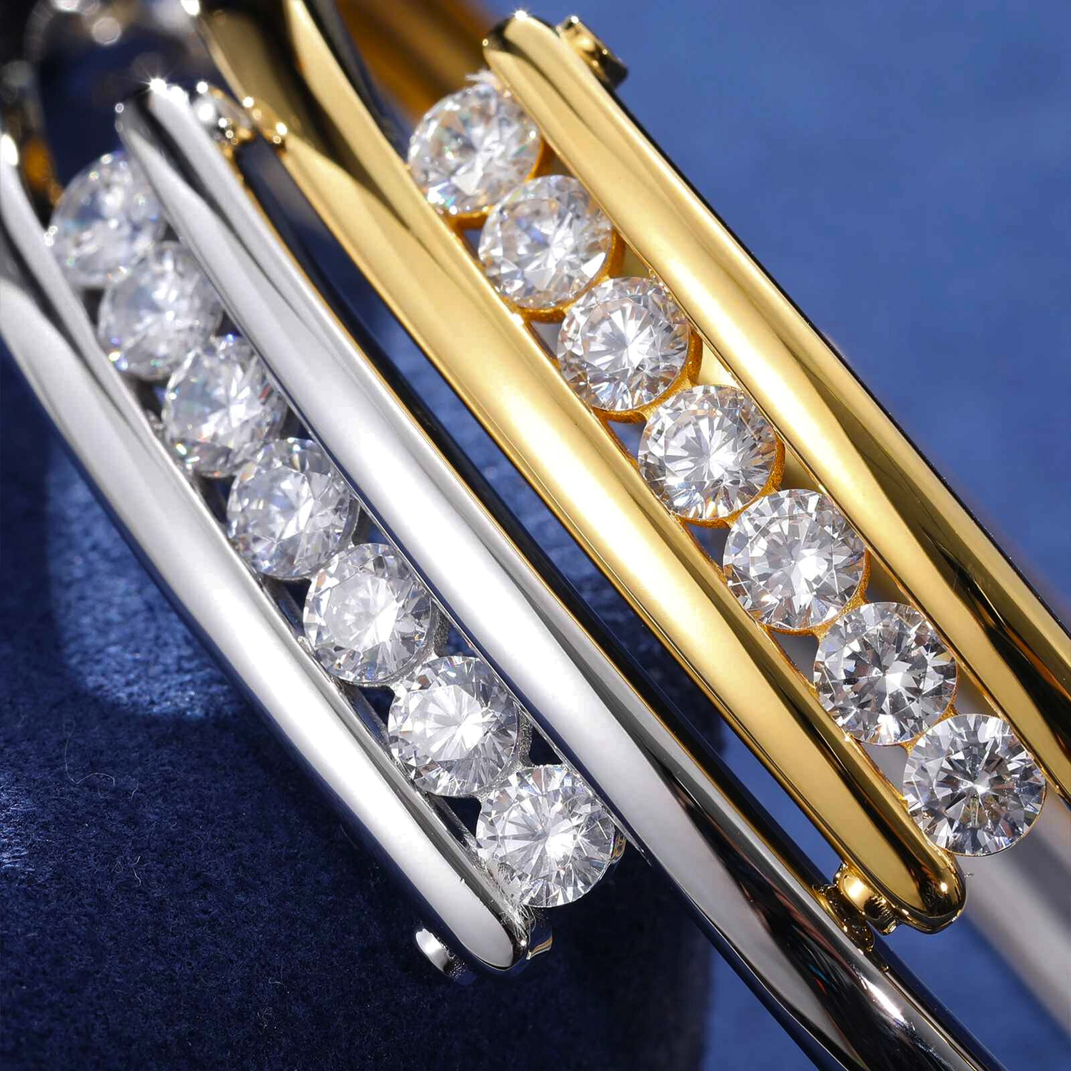 Luxury moissanite sterling silver open bangle bracelet
S925 silver moissanite bracelet VVS1 D color
Elegant minimalist moissanite bangle Guerilla Choice