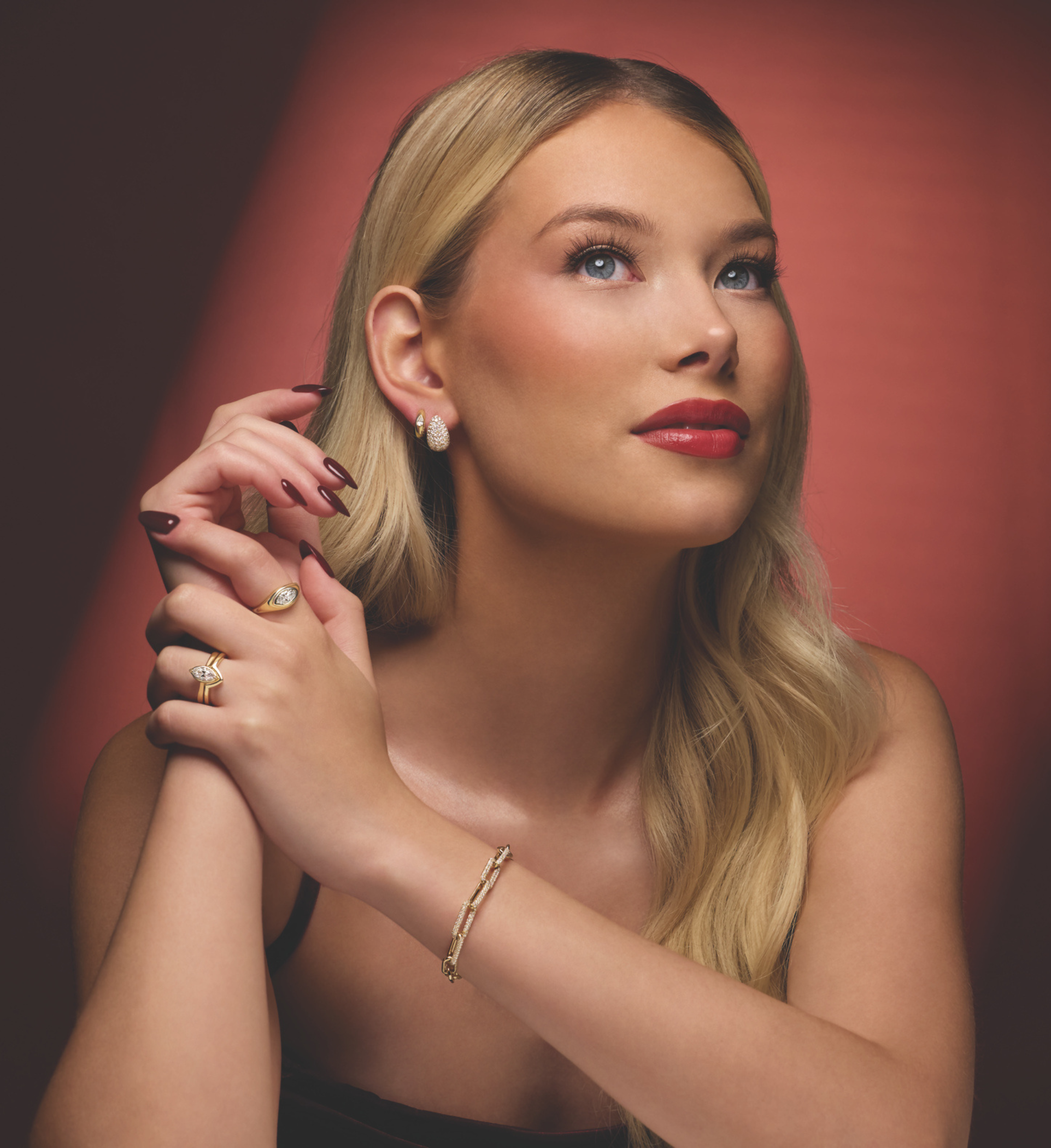 Model wearing the Liens de Lumière 1 1/2 CTW lab-grown diamond paperclip bracelet in 14K yellow gold