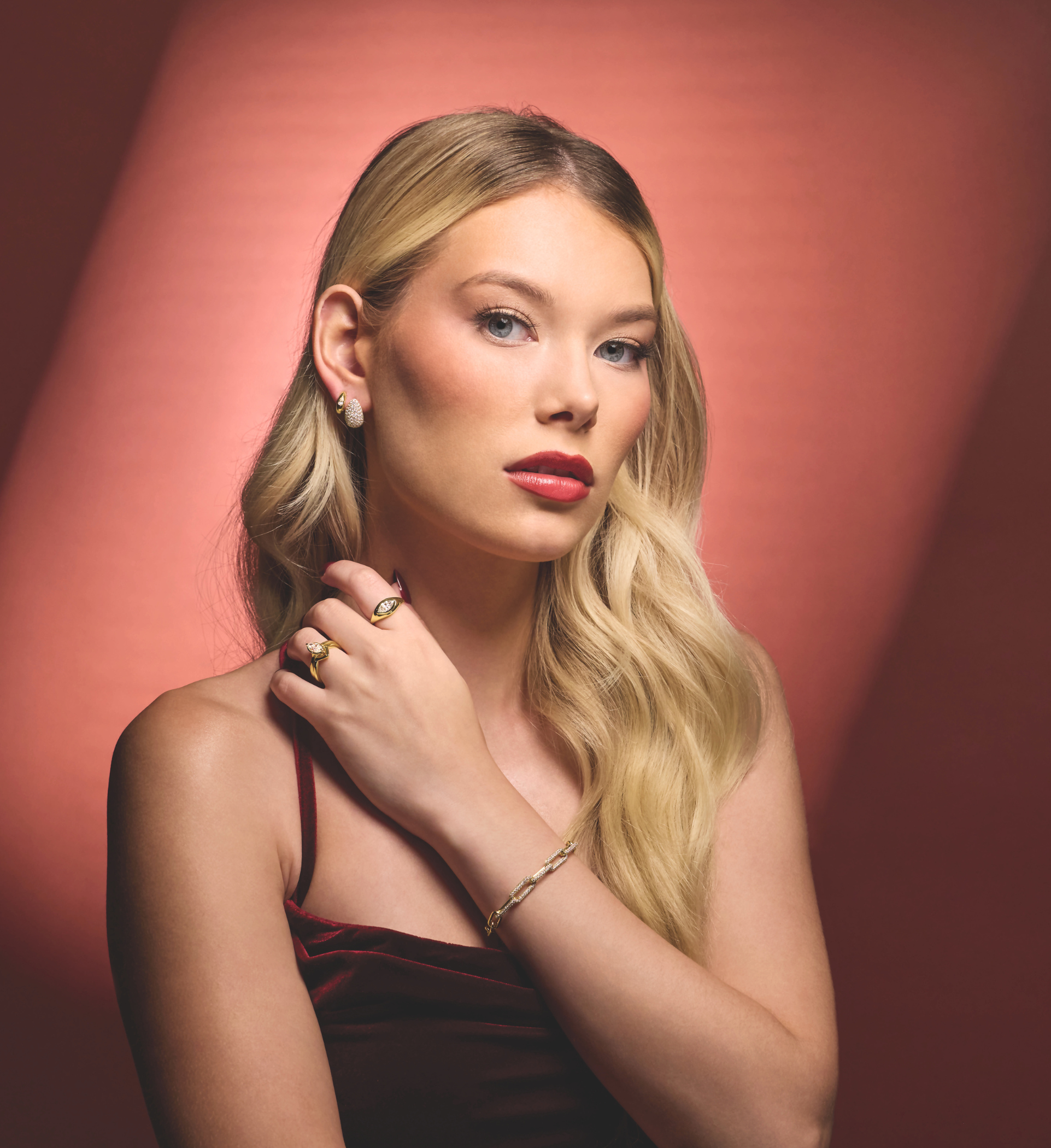 Model wearing the Liens de Lumière 1 1/2 CTW lab-grown diamond paperclip bracelet in 14K yellow gold