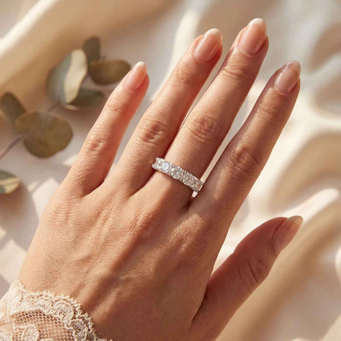 Éclat Line VVS Moissanite Ring