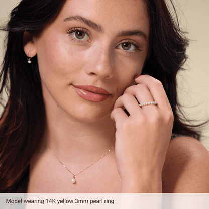 Éveline 14K gold freshwater pearl ring worn on the hand
