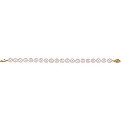 Perle d’Or Blanche 14K gold-filled freshwater pearl bracelet with white cultured pearls
Luxury freshwater pearl bracelet with polished 14K yellow gold-filled clasp
Elegant white pearl bracelet by Guerilla Choice jewelry