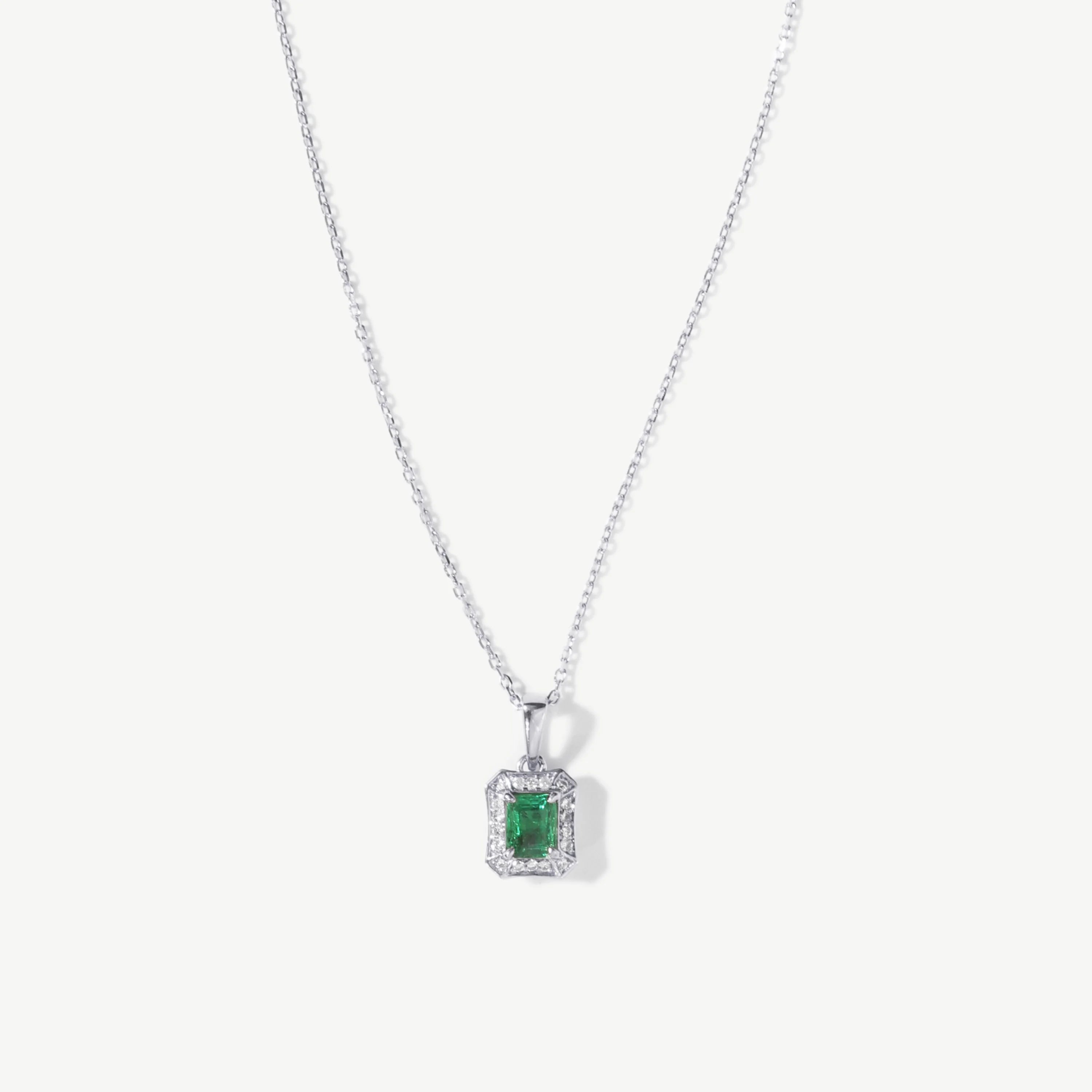 Lumière 18 Carat White Gold Emerald Necklace